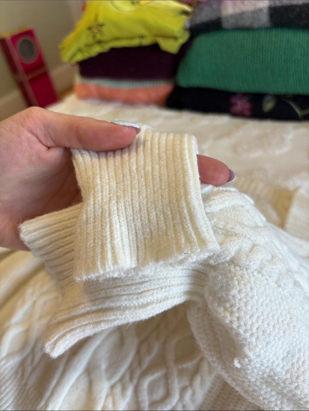 Classic Cable-Knit White Women's Sweater - Picture 3 of 7